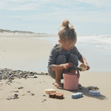 Silikon Strand-Set "Leo" von OYOY_6-teilig_am Strand mit Kind