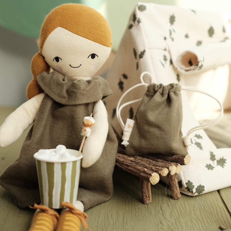 Baumwoll-Puppe "Acorn" von Fabelab mit roten Haaren und braunem Kleid mit Marshmallows