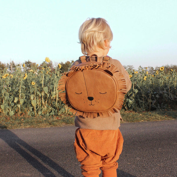 Kind mit Kinderrucksack Großer Löwe Jakob aus Kunstleder von Little Who