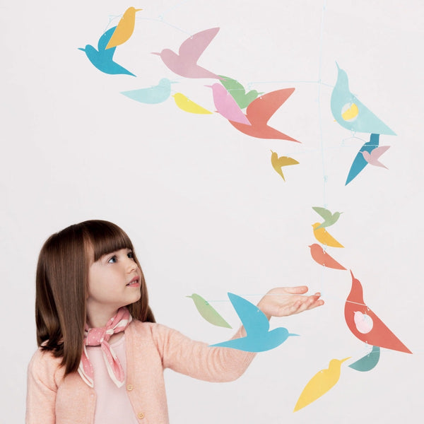 Mobile "Bunte Vögel" von Djeco_Detailansicht mit Kind