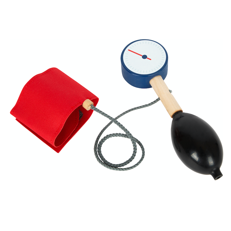 Notarztrucksack mit Holz-Utensilien von Smallfoot_Detailansicht_Blutdruckmessgerät mit Pumpball und Manschette
