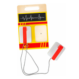 Notarztrucksack mit Holz-Utensilien von Smallfoot_Detailansicht_Defibrilator mit Tafelfeld zur Skizzierung des Herzschlagverlaufs