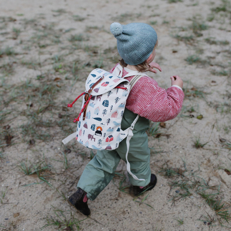 Kind mit Kinderrucksack Rio der Tiny Adventures Collection von Gretas Schwester