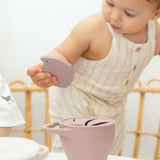Klappbarer Snack-Becher aus Silikon von The Cotton Cloud_Dusty Pink_Snack-Becher mit Kind