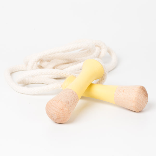 Hüpfseil mit Holzgriffen und Seil aus Naturbaumwolle von Me&Mine_Pastell gelb