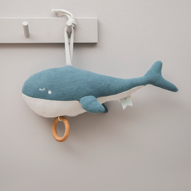 Spieluhr Wal aus Bio-Baumwolle von Trixie_Spieluhr hängend 