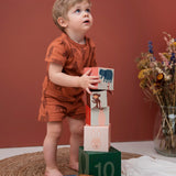 Stapelwürfel mit Tieren und Zahlen aus FSC®-Karton von Trixie_Bild mit Kind_Turm aufeinander gestapelt