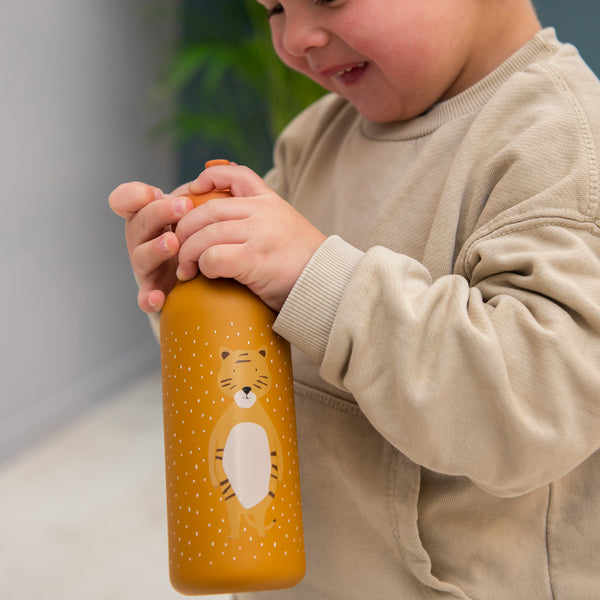 Edelstahl-Trinkflasche "Mr. Tiger" für Kinder von Trixie_500 ml_Trinkflasche mit Kind