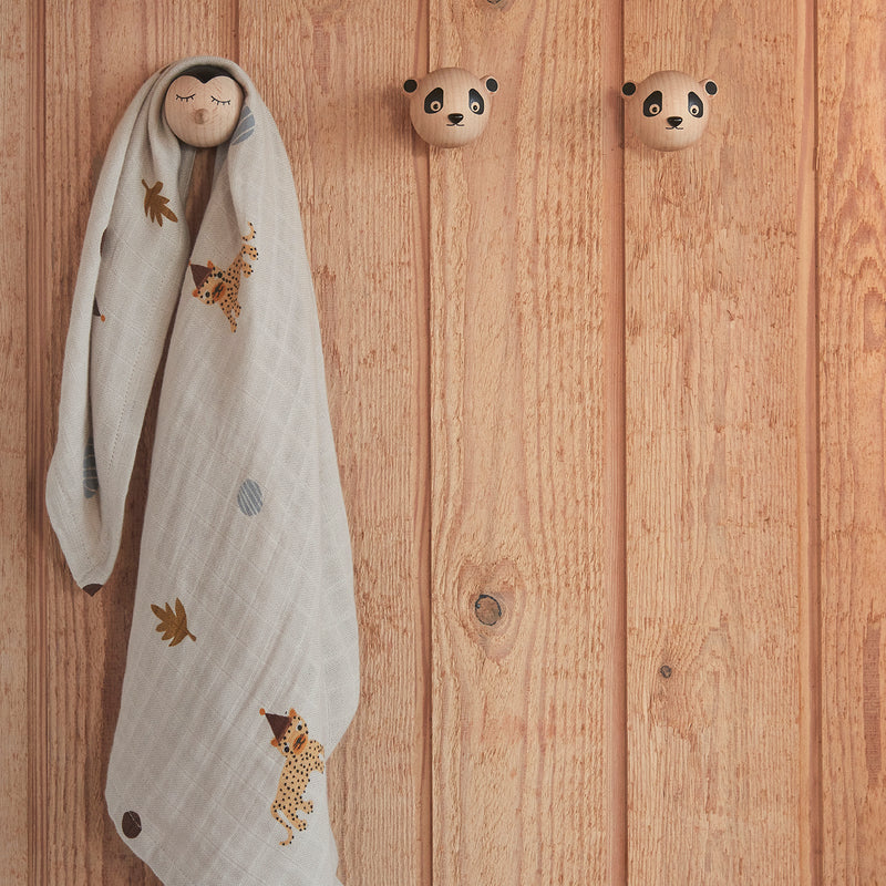 Mehrere Wandhaken aus Holz von OYOY mit Tiger Mulltuch