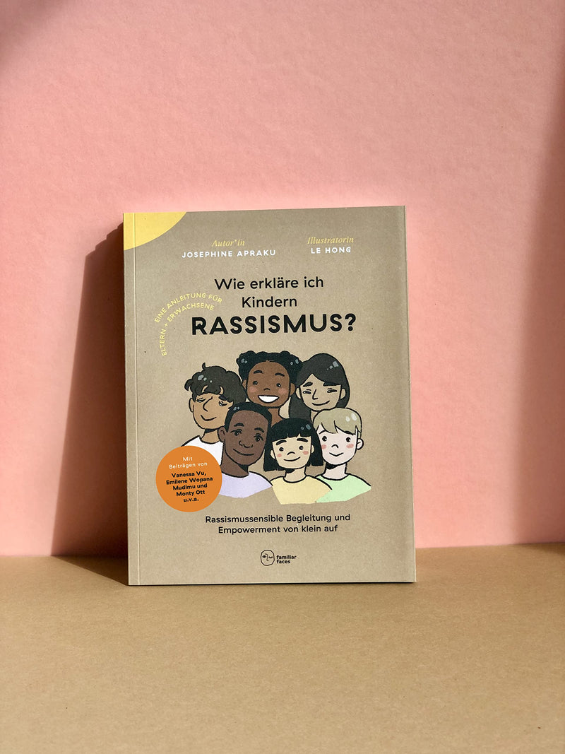 Buch "Wie erkläre ich Kindern Rassismus? Rassismussensible Begleitung und Empowerment von klein auf" von Joesphine Apraku und Le Hong_familiar faces_Buch stehend